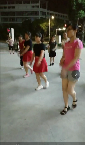 志愿者组织村民跳广场舞健身活动