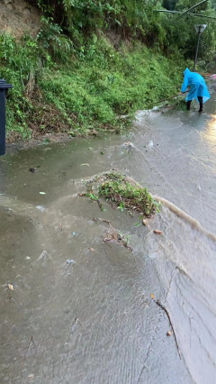 台风天清理路边水沟