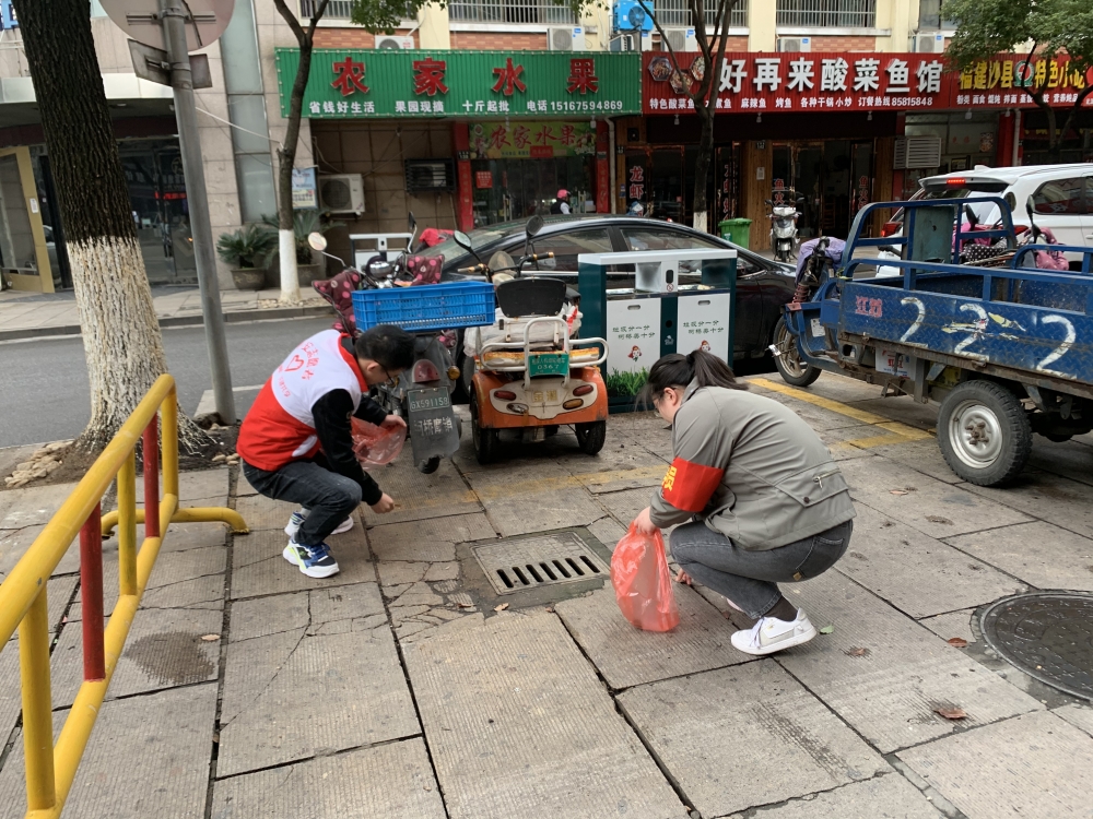 “捡纸屑、捡烟头、捡垃圾”