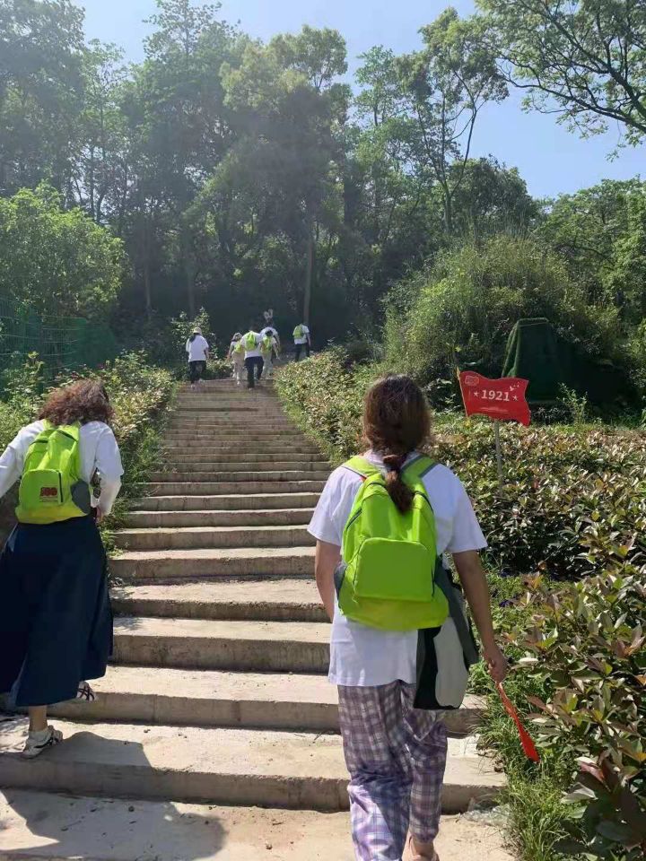 五四青年节爬山活动