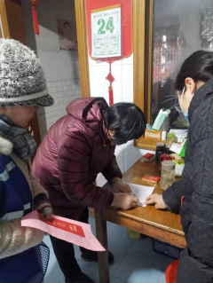 澄湾居开展关爱帮扶志愿活动