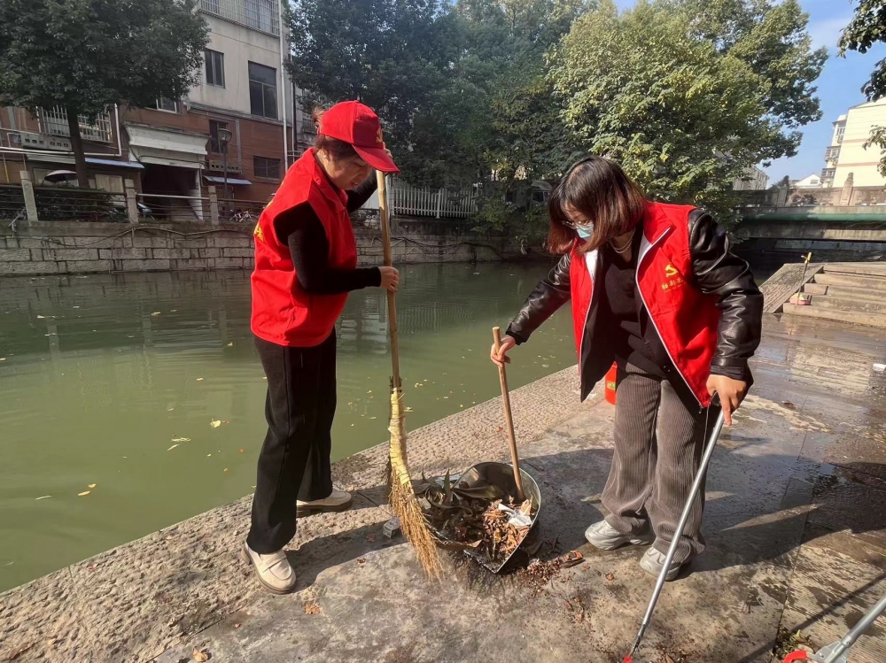 福东社区开展五水共治河边道路清扫